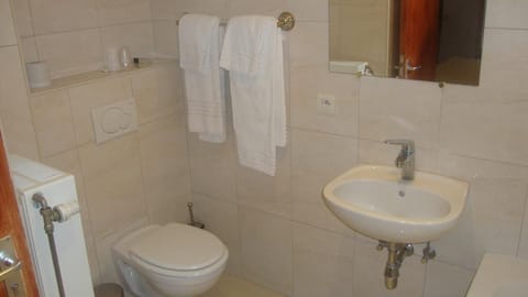 Single Room | Bathroom | Free toiletries, hair dryer, towels