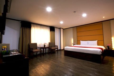 Deluxe Room, Non Smoking | Premium bedding, minibar, in-room safe, desk