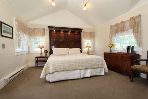 Room (Sunrise) | Premium bedding, individually decorated, individually furnished