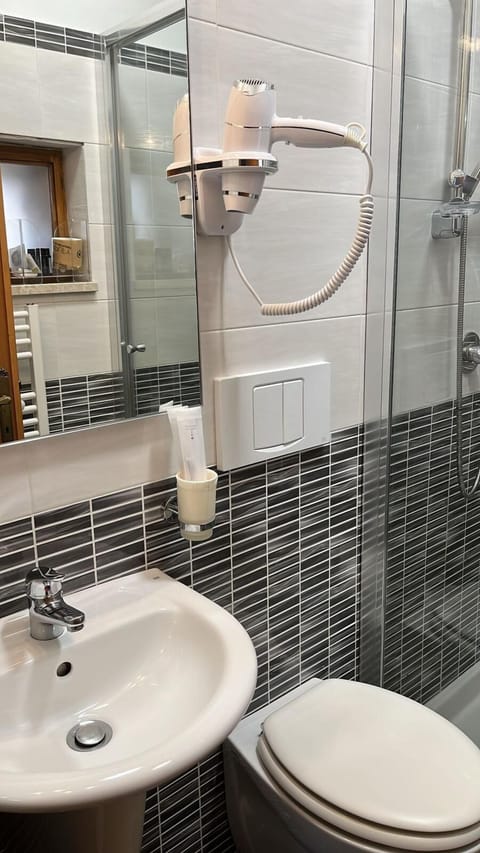 Classic Room, 1 Double Bed | Bathroom | Free toiletries, hair dryer, slippers, towels