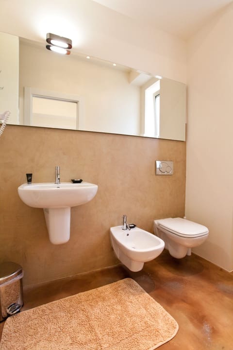 Single Room | Bathroom | Shower, free toiletries, hair dryer, bidet