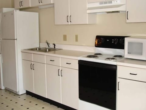 Master Suite | Private kitchenette | Microwave, coffee/tea maker