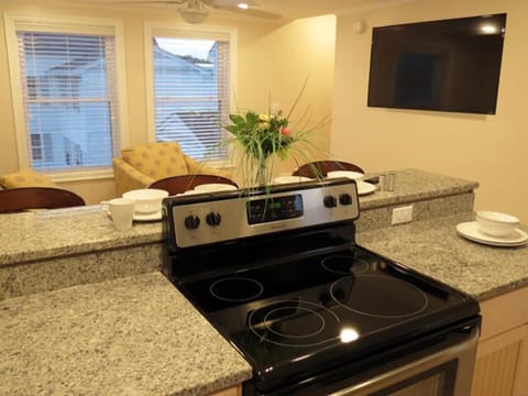 Townhome, 2 Bedrooms | Private kitchen | Microwave, coffee/tea maker