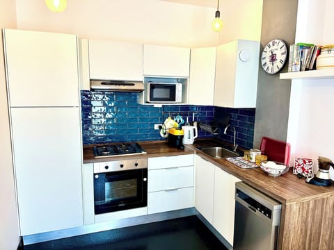 Apartment, Balcony, Sea View | Private kitchen | Fridge, microwave, oven, stovetop