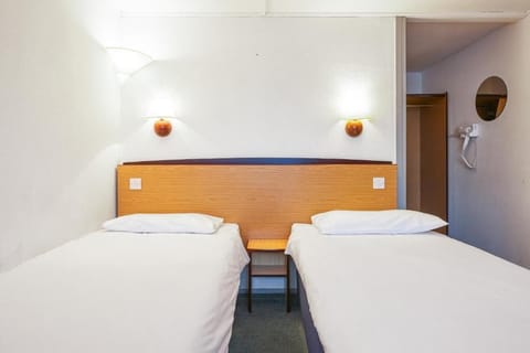Standard Twin Room | Desk, laptop workspace, iron/ironing board, free WiFi