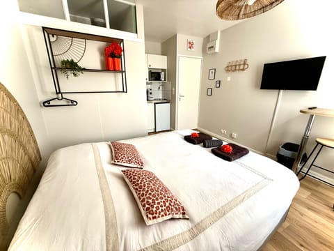 City Studio, 1 Bedroom, Non Smoking | Free WiFi, bed sheets