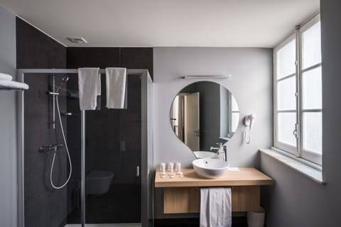 Triple Room | Bathroom | Combined shower/tub, free toiletries, hair dryer, towels