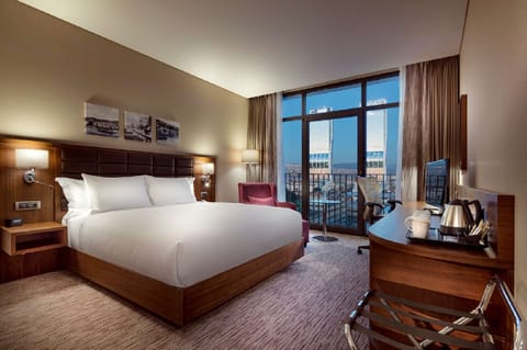 Room, 1 King Bed | Premium bedding, minibar, in-room safe, desk