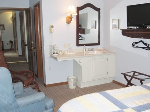 Deluxe Room, 1 Queen Bed | Individually decorated, individually furnished, free WiFi