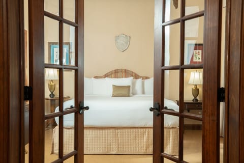Suite, 1 King Bed with Sofa bed (Robin) | 1 bedroom, premium bedding, in-room safe, desk