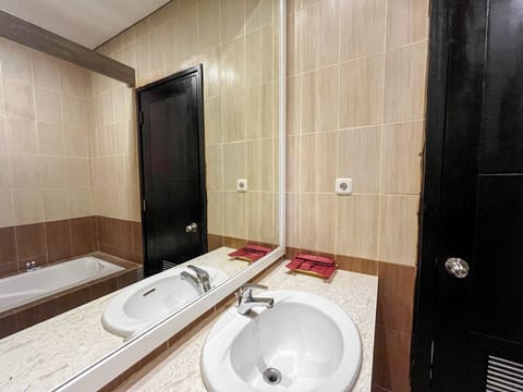 Towels, soap, shampoo, toilet paper