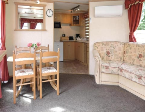 Mobile Home | Dining