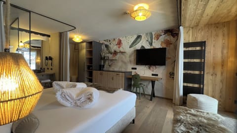 Doppelzimmer mit Balkon 2 pax | In-room safe, cribs/infant beds, free WiFi