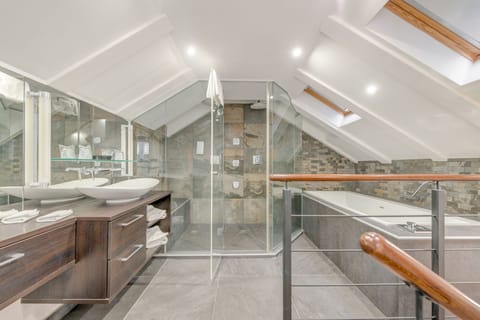 Superior Duplex (2 Floors) | Bathroom | Eco-friendly toiletries, hair dryer, slippers, towels