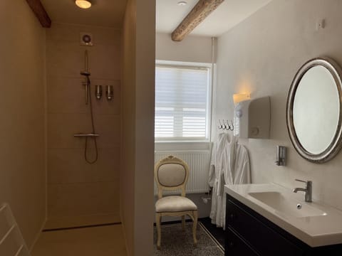 Deluxe Room, 1 King Bed | Bathroom | Shower, hair dryer, bathrobes, towels