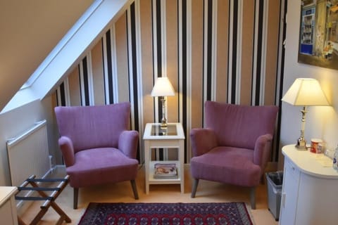 Comfort Double Room, 1 Queen Bed, Private Bathroom | Living area