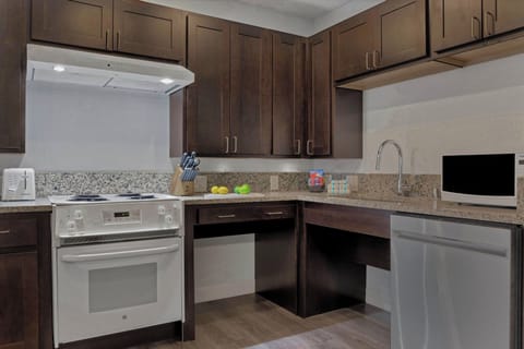 Condo, 3 Bedrooms, Non Smoking, Kitchen | Private kitchen | Full-size fridge, microwave, oven, stovetop