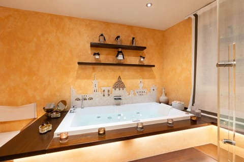 Deluxe Suite, Jetted Tub | Bathroom | Free toiletries, hair dryer, bathrobes, slippers