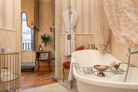Suite (Imperial) | Bathroom | Free toiletries, hair dryer, bathrobes, slippers