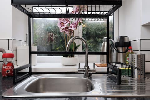 Full-size fridge, microwave, oven, stovetop