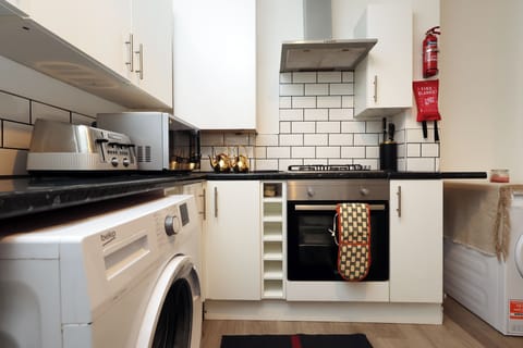 Full-size fridge, microwave, oven, stovetop