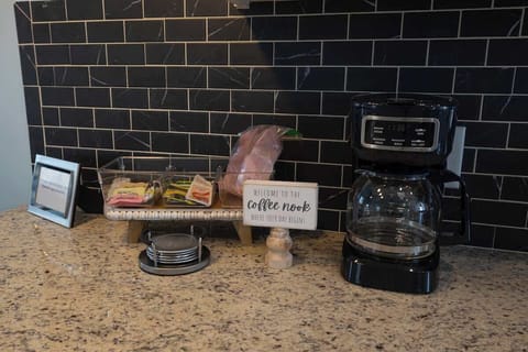 House, 1 King Bed, Hot Tub, Garden View (1472 W Live Oak #2) | Private kitchen