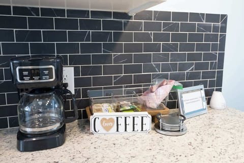 House, 1 King Bed, Hot Tub, Garden View (1472 W Live Oak #3) | Private kitchen