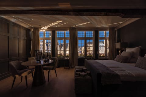 Executive Suite | Minibar, in-room safe, desk, laptop workspace