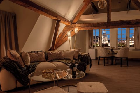 Deluxe Suite | Minibar, in-room safe, desk, laptop workspace