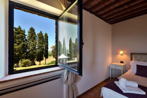 Deluxe Room | Desk, blackout drapes, cribs/infant beds, free WiFi