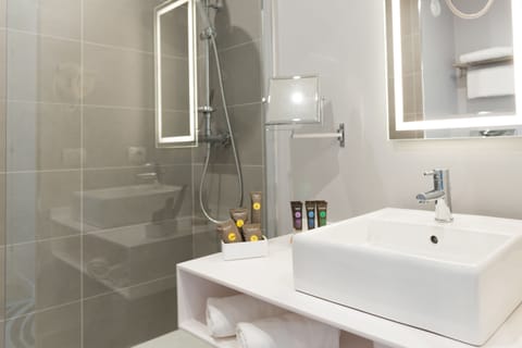 Executive Room, 1 Double Bed with Sofa bed | Bathroom | Combined shower/tub, eco-friendly toiletries, hair dryer, bidet