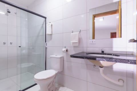 Standard Triple Room | Bathroom | Shower, free toiletries, hair dryer, towels