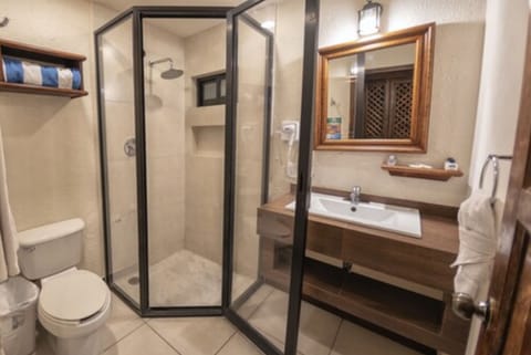 Superior Suite (Master) | Bathroom | Shower, hair dryer, towels