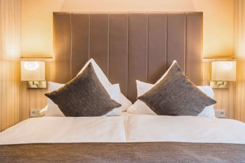 Comfort Room, 1 Queen Bed | In-room safe, desk, iron/ironing board, free WiFi