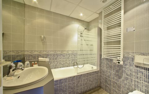 Comfort Double Room | Bathroom | Combined shower/tub, free toiletries, hair dryer, towels