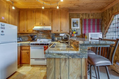 Cabin, Multiple Beds, Pool Access, Mountain View (VC247) | Private kitchen | Coffee/tea maker