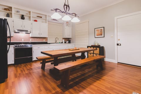 Carpenter Cottage | In-room dining