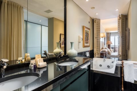 Penthouse Rooftop Suite | Bathroom | Separate tub and shower, hair dryer, bathrobes, bidet