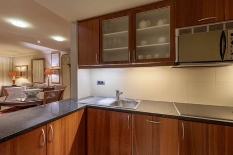 Superior Suite Ocean View | Minibar, in-room safe, desk, laptop workspace