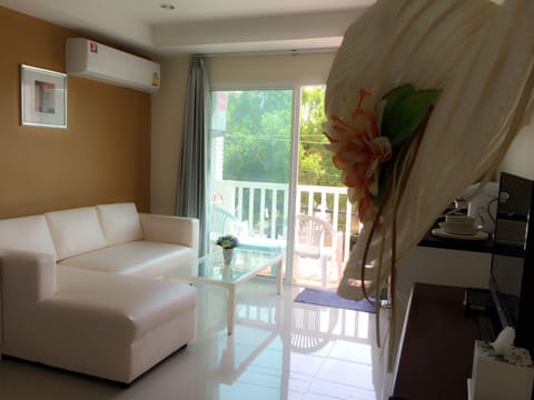 Family Room | Living room | 24-inch LCD TV with satellite channels, TV