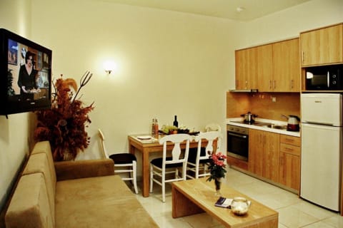 Deluxe Apartment | Private kitchen | Stovetop, cookware/dishes/utensils