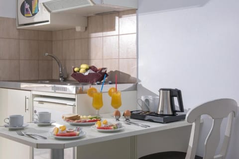 Deluxe Studio (For 3) | Private kitchen | Stovetop, cookware/dishes/utensils