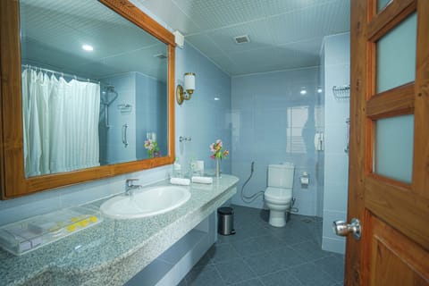 Deluxe Room | Bathroom | Separate tub and shower, jetted tub, rainfall showerhead