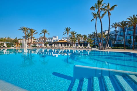 Indoor pool, 2 outdoor pools