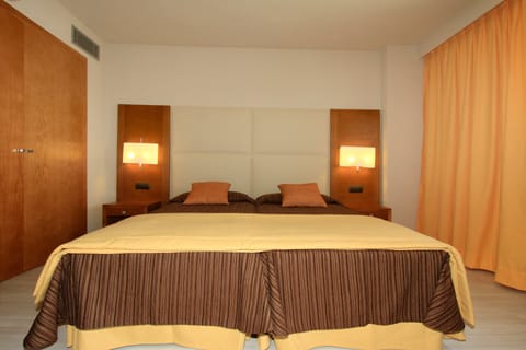 Double Room, Balcony | In-room safe, blackout drapes, soundproofing, free cribs/infant beds