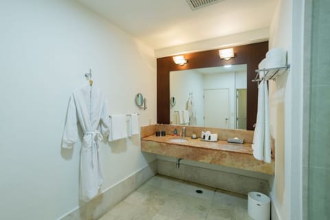 Junior Suite | Bathroom | Combined shower/tub, rainfall showerhead, eco-friendly toiletries