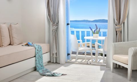 Aegean Room with Sea View | Minibar, in-room safe, blackout drapes, soundproofing