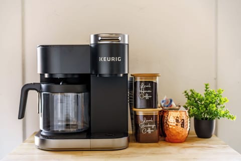 Full-size fridge, microwave, oven, stovetop