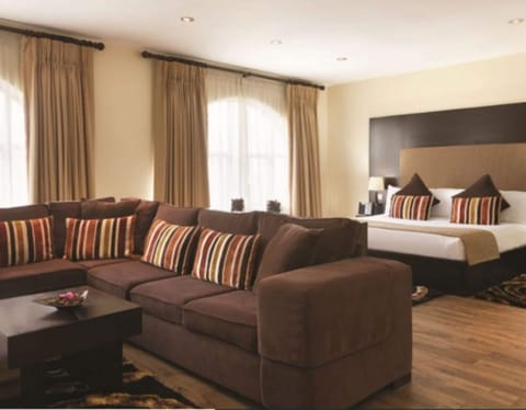 Suite (Morrison) | In-room safe, desk, iron/ironing board, rollaway beds