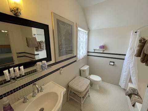 ROOM EIGHT | Bathroom | Combined shower/tub, deep soaking tub, free toiletries, hair dryer